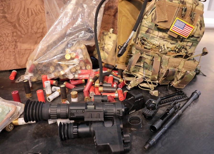 У каждого участника вторжения на Кубу на катере под флагом США был комплект снаряжения: винтовка, нож, пистолет, камуфляж, маски, шлемы и приборы наблюдения У каждого участника вторжения на Кубу на катере под флагом США был комплект снаряжения: винтовка, нож, пистолет, камуфляж, маски, шлемы и приборы наблюдения