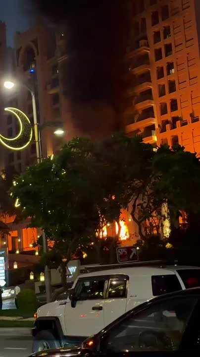 Пожар начался возле здания пятизвездочного отеля в Дубае на острове «Пальма Джумейра»