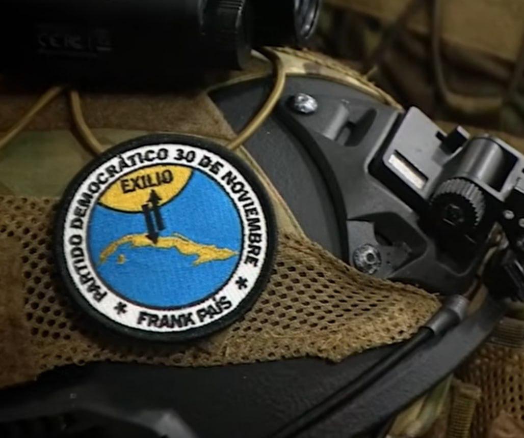 У каждого участника вторжения на Кубу на катере под флагом США был комплект снаряжения: винтовка, нож, пистолет, камуфляж, маски, шлемы и приборы наблюдения У каждого участника вторжения на Кубу на катере под флагом США был комплект снаряжения: винтовка, нож, пистолет, камуфляж, маски, шлемы и приборы наблюдения