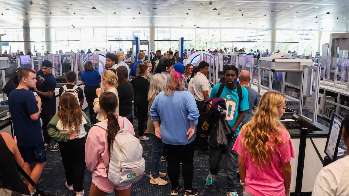 Валентин Богданов: Сделаем Америку снова одетой! Международный аэропорт Тампы (TPA) в очередной раз разыграл своих пассажиров и подписчиков в соцсетях