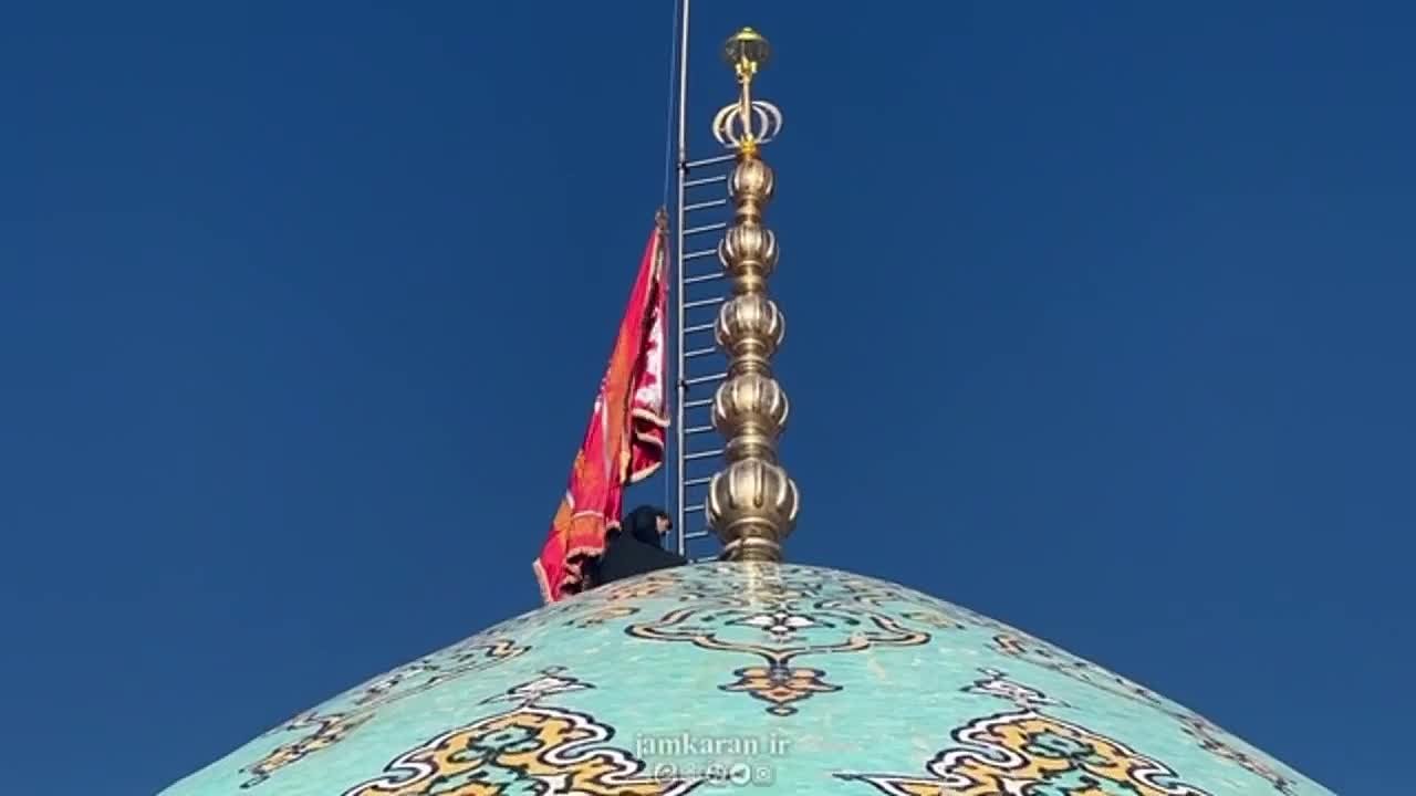 Красный флаг, означающий месть за кровь верховного лидера Али Хаменеи, подняли в Иране