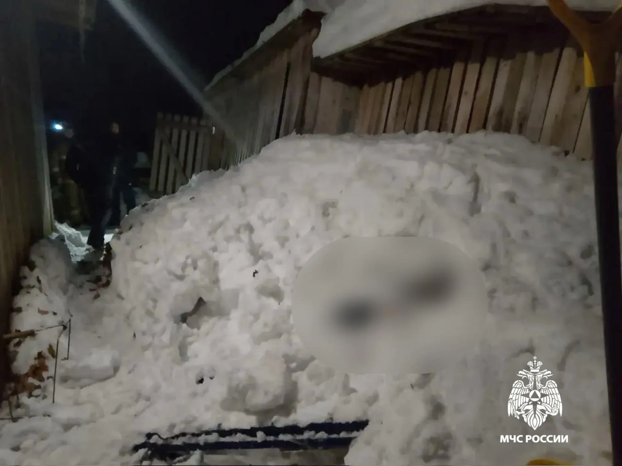 В Тверской области из-за схода снега с крыши погибла женщина