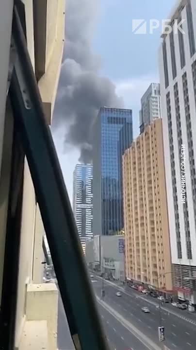 Пожар начался в торговом центре в Шардже в ОАЭ после падения беспилотника, под завалами могут находиться люди