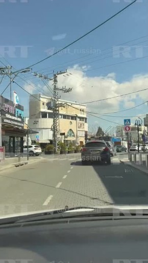 На улицах израильского Ашкелона мало людей, больше половины магазинов закрыто, рассказала RT местная жительница: