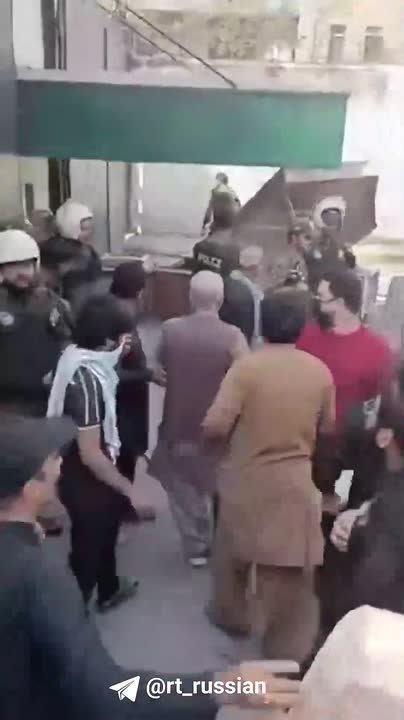 Протестующие попытались прорваться в американское консульство в пакистанском Лахоре, утверждают в сети