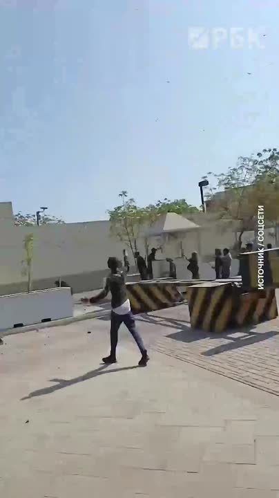 В Пакистане открыли огонь по демонстрантам, которые штурмуют консульство США в Карачи, погибли десять человек, передает Sepah