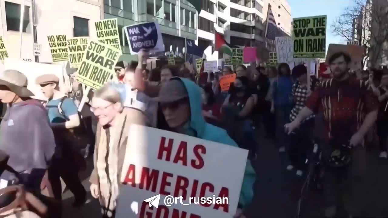 Американцы вышли к Белому дому на протест против ударов США по Ирану