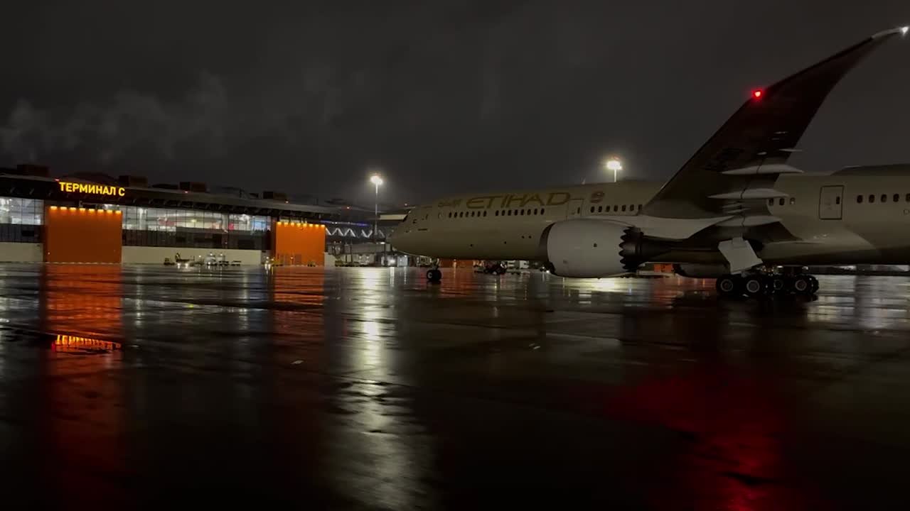 Первый за последние несколько дней рейс из Абу-Даби сел в аэропорту Шереметьево