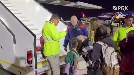 Спецборт Ил-76 доставил из Египта в Москву дипломатических работников и членов их семей, служивших на территории Израиля, сообщили в МЧС