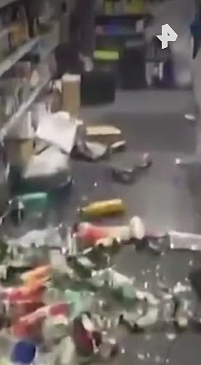 Темнокожий мужчина с двумя ножами напал на людей в шотландском Эдинбурге, сообщает The Sun