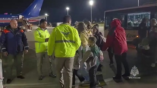 Кадры прибытия в РФ российских граждан, вывезенных из Израиля через Египет, показало МЧС