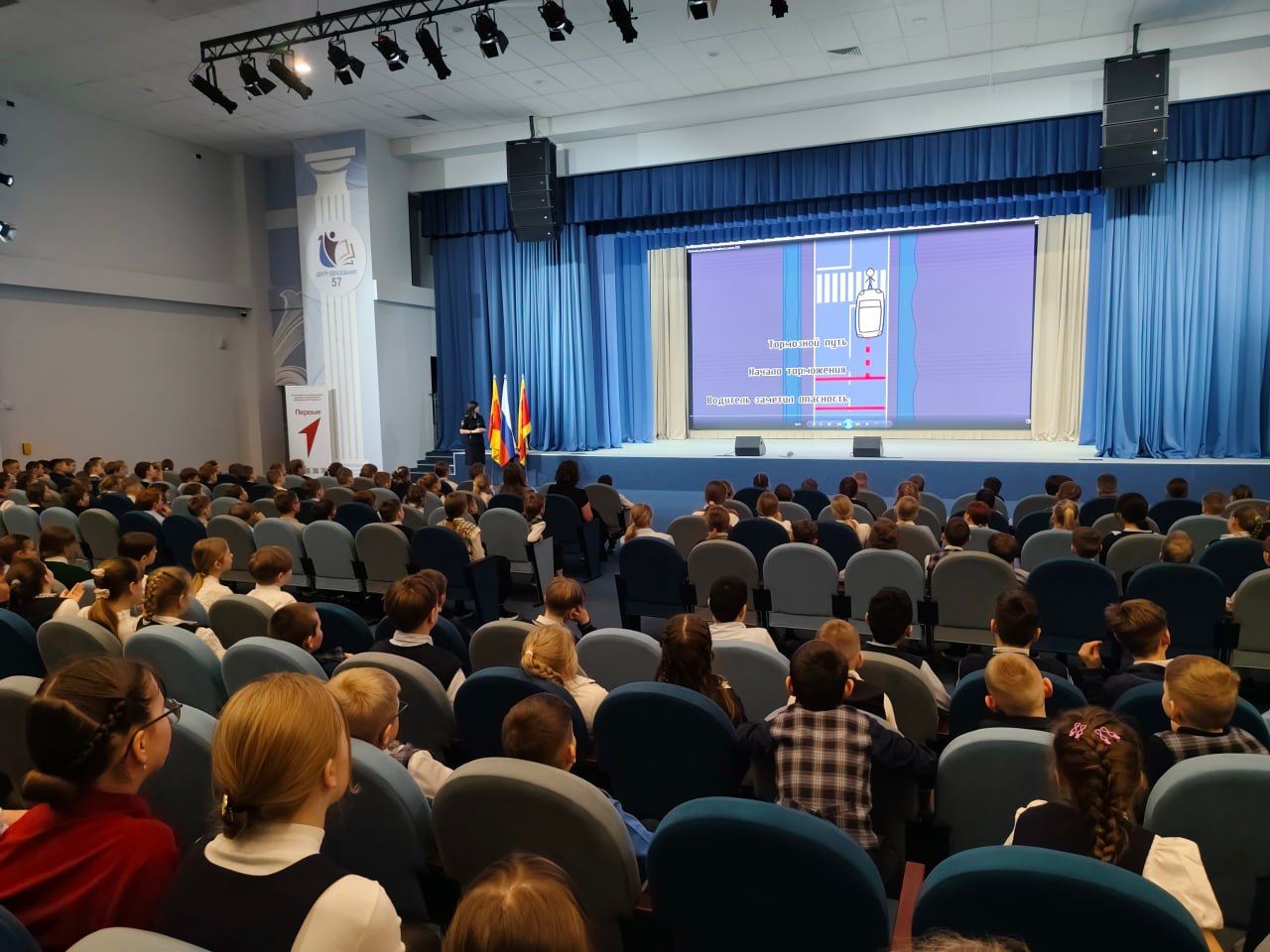 Сотрудники Госавтоинспекции напомнили школьникам о безопасности пешеходов на проезжей части Сотрудники Госавтоинспекции напомнили школьникам о безопасности пешеходов на проезжей части