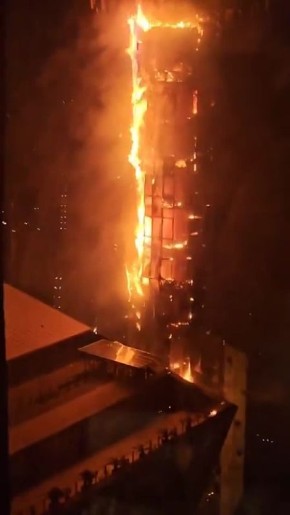 Мощный пожар в Тбилиси. Снизу и до самых верхних этажей горит штаб-квартира Liberty Bank, пишут в сети