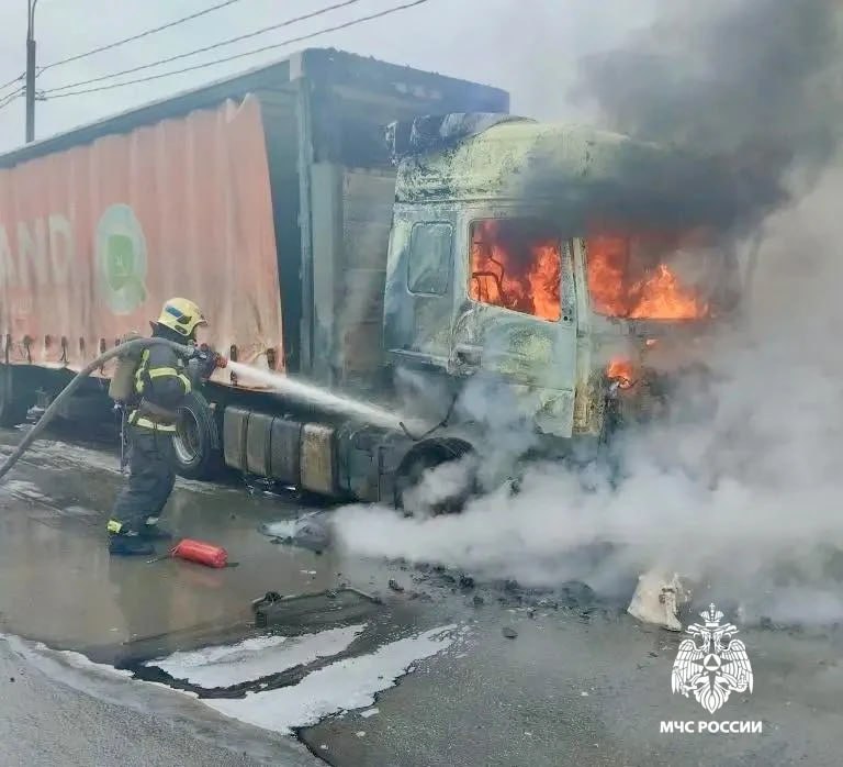 На трассе в Тверской области горела фура