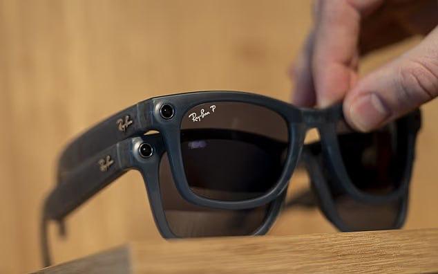 Очки от Meta* без ведома людей записывали, как они раздеваются, ходят в туалет и занимаются сексом Очки от Meta* без ведома людей записывали, как они раздеваются, ходят в туалет и занимаются сексом