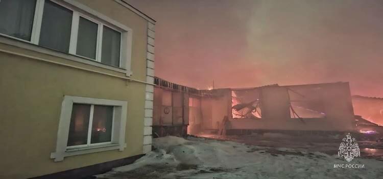 Склад загорелся в Елабуге в Татарстане — пожар локализовали на площади 4,2 тыс