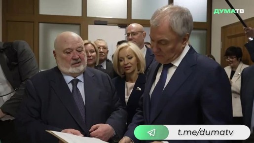 Председатель Госдумы Вячеслав Володин и члены оргкомитета по увековечению памяти Народного артиста России, депутата ГД Станислава Говорухина перед началом первого заседания осмотрели выставку, посвящённую жизни и творчеству...