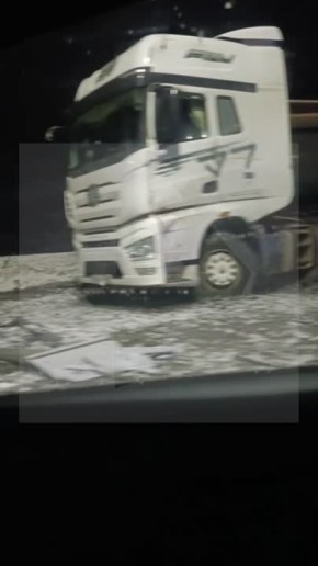 Одну фуру смяло другой в Санкт-Петербурге — чудом никто не пострадал