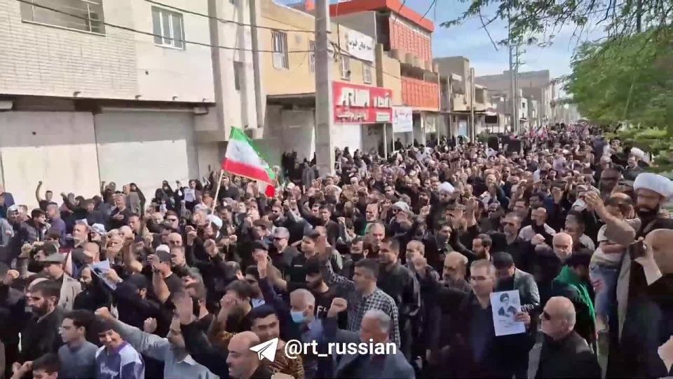 По всему Ирану люди с флагами и портретами Хаменеи вышли на марш в знак протеста против атак США и Израиля