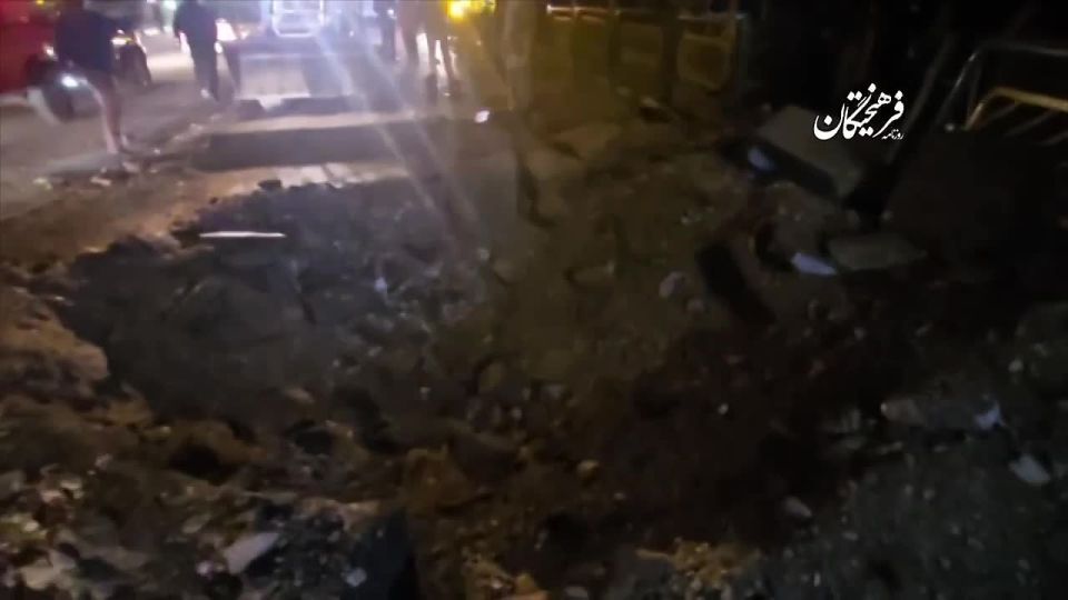 Воронка посреди улицы: кадры последствий ударов по Тегерану распространяют местные СМИ
