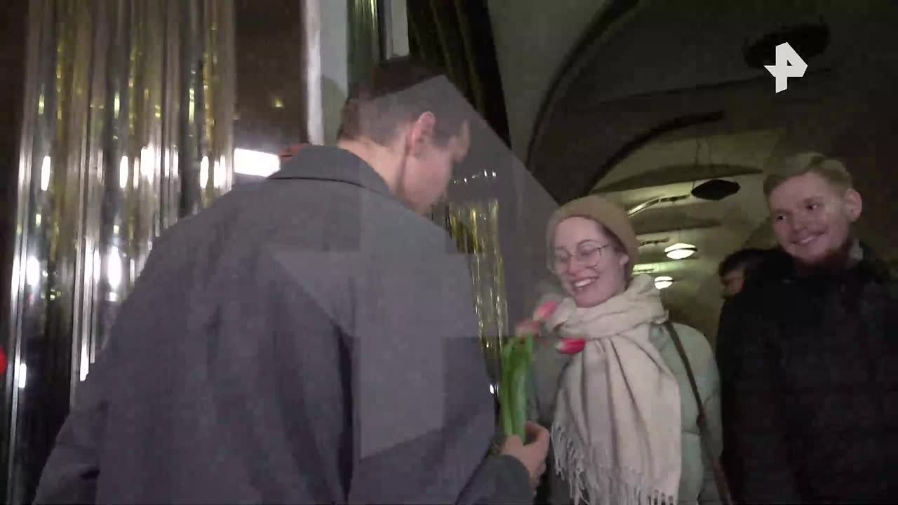 Слава Копейкин принял участие в праздничной акции в честь 8 Марта на станции метро Маяковская