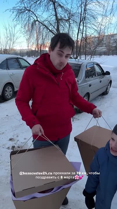 Две коробки цветов привез семье Елисея представитель магазина, где накануне ему отказались продать букет для мамы на 8 марта