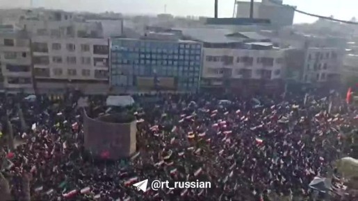 Тысячи людей на улицах Тегерана: они заявляют о верности новому верховному лидеру Ирана — Моджтабе Хаменеи