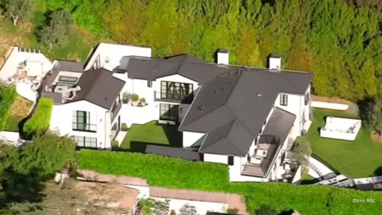 Женщина открыла огонь по дому Рианны в Лос-Анджелесе, сообщает NBC Женщина открыла огонь по дому Рианны в Лос-Анджелесе, сообщает NBC