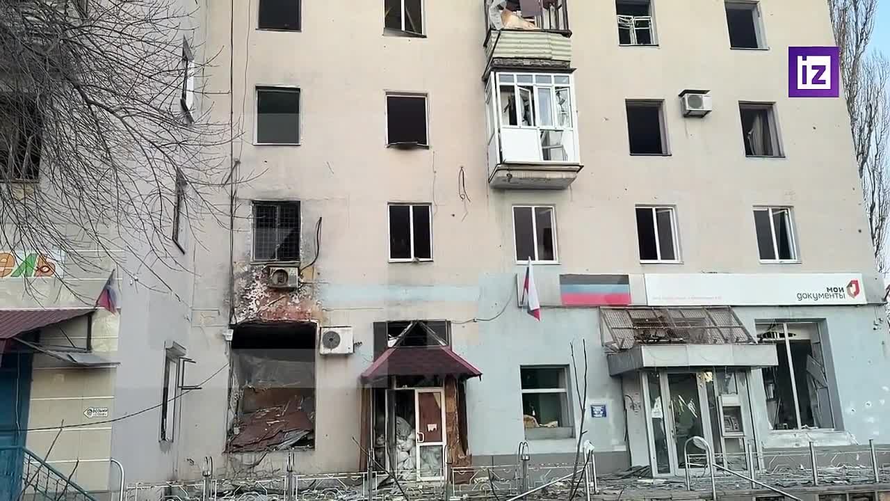 По меньшей мере два мирных жителя пострадали при обстреле Донецка со стороны ВСУ, сообщил корреспондент "Известий" Евгений Быковский