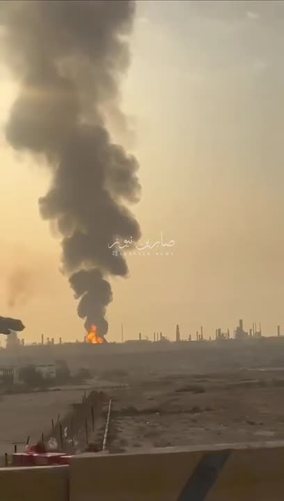 Огонь охватил нефтеперерабатывающий завод в Бахрейне после атак со стороны Ирана, сообщает Sabereen News