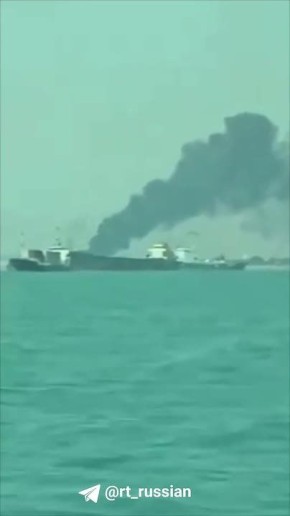 Дым поднимается над портом в иранском Бендер-Аббасе