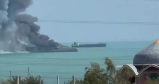 В соцсетях распространилось видео с якобы моментом удара, который ВМС США нанесли по трем иранским судам, вероятно нефтяным танкерам, в Персидском заливе