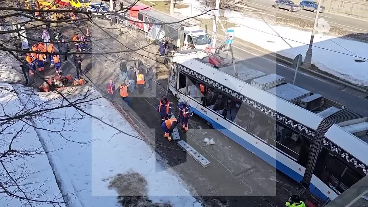 Количество пострадавших при столкновении двух трамваев в Москве увеличилось до 18, сообщили в Госавтоинспекции Москвы