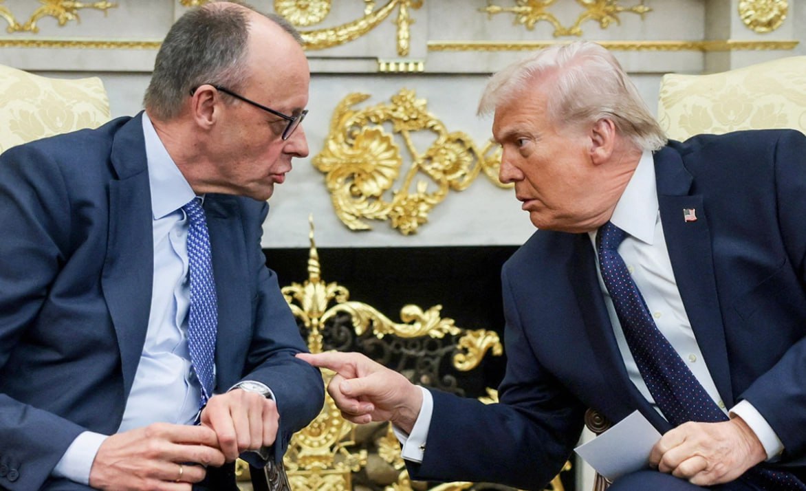 Президент США Дональд Трамп на встрече с канцлером ФРГ Фридрихом Мерцем дал понять, что Россия сильнее Украины, пишет Financial Times (FT) со ссылкой на источники
