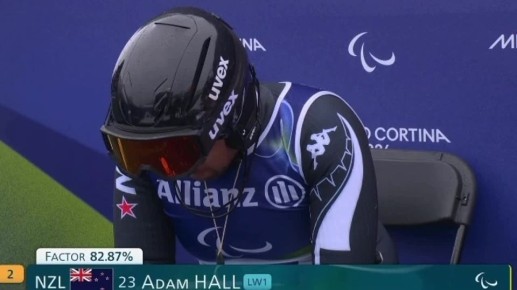 Лыжник из Новой Зеландии расплакался, когда россиянин Алексей Бугаев обошёл его и выиграл золото в слаломе