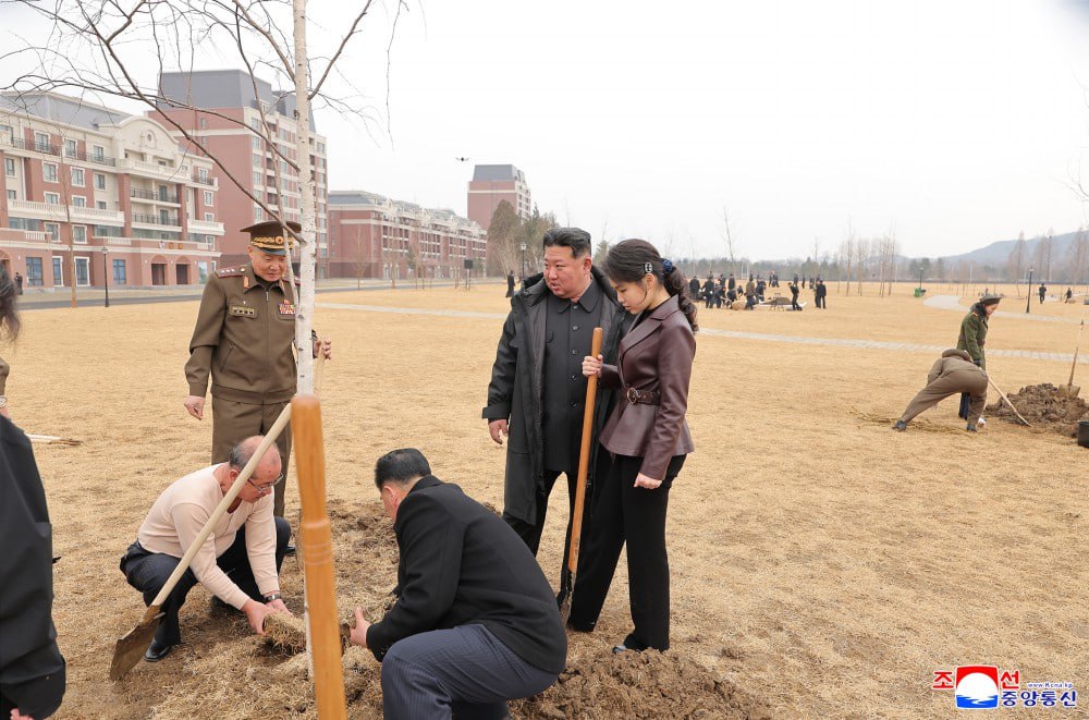 Ким Чен Ын посадил деревья в Пхеньяне в честь погибших корейских бойцов Ким Чен Ын посадил деревья в Пхеньяне в честь погибших корейских бойцов