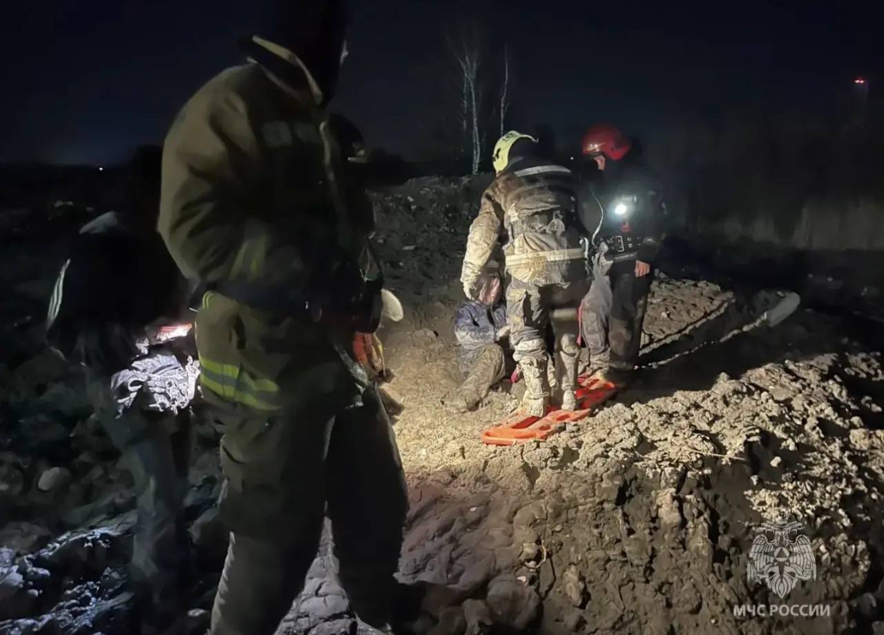 Детские забавы в канаве закончились вызовом спасателей: в Ленобласти подростки увязли в грязи и не смогли самостоятельно выбраться