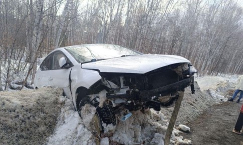 Иномарка вылетела с дороги в сугробы в Хабаровском крае — четверо детей пострадали, сообщили в Госавтоинспекции региона