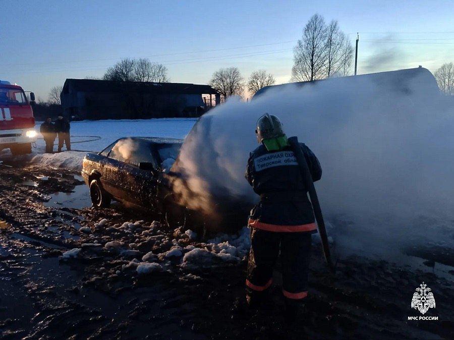 На дороге в Тверской области загорелась легковушка