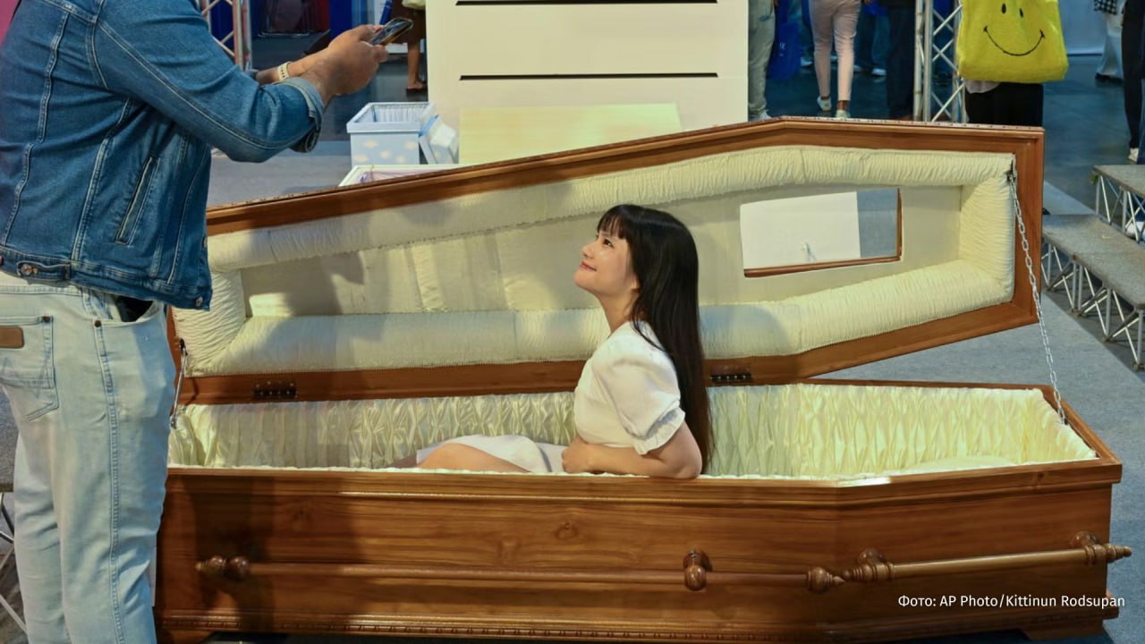 Гостям "Фестиваля смерти" в Таиланде предложили "примерить" гробы, пишет The Independent