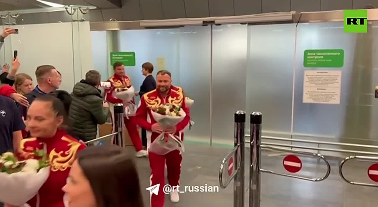 «Молодцы! Молодцы! Россия! Россия!»: в аэропорту Внуково с плакатами и цветами встретили паралимпийцев