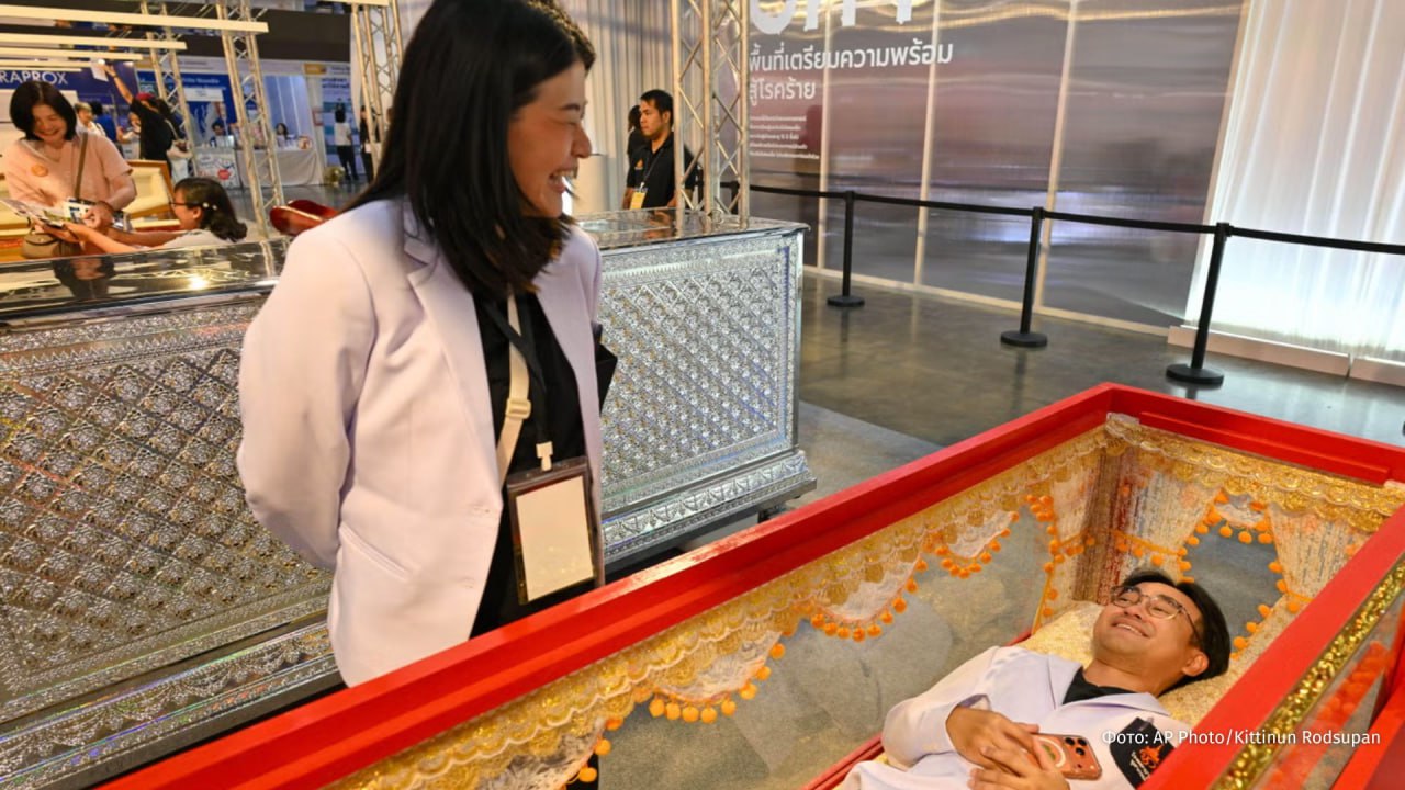 Гостям "Фестиваля смерти" в Таиланде предложили "примерить" гробы, пишет The Independent Гостям "Фестиваля смерти" в Таиланде предложили "примерить" гробы, пишет The Independent